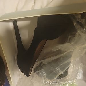 Floating platform peeptoe pump